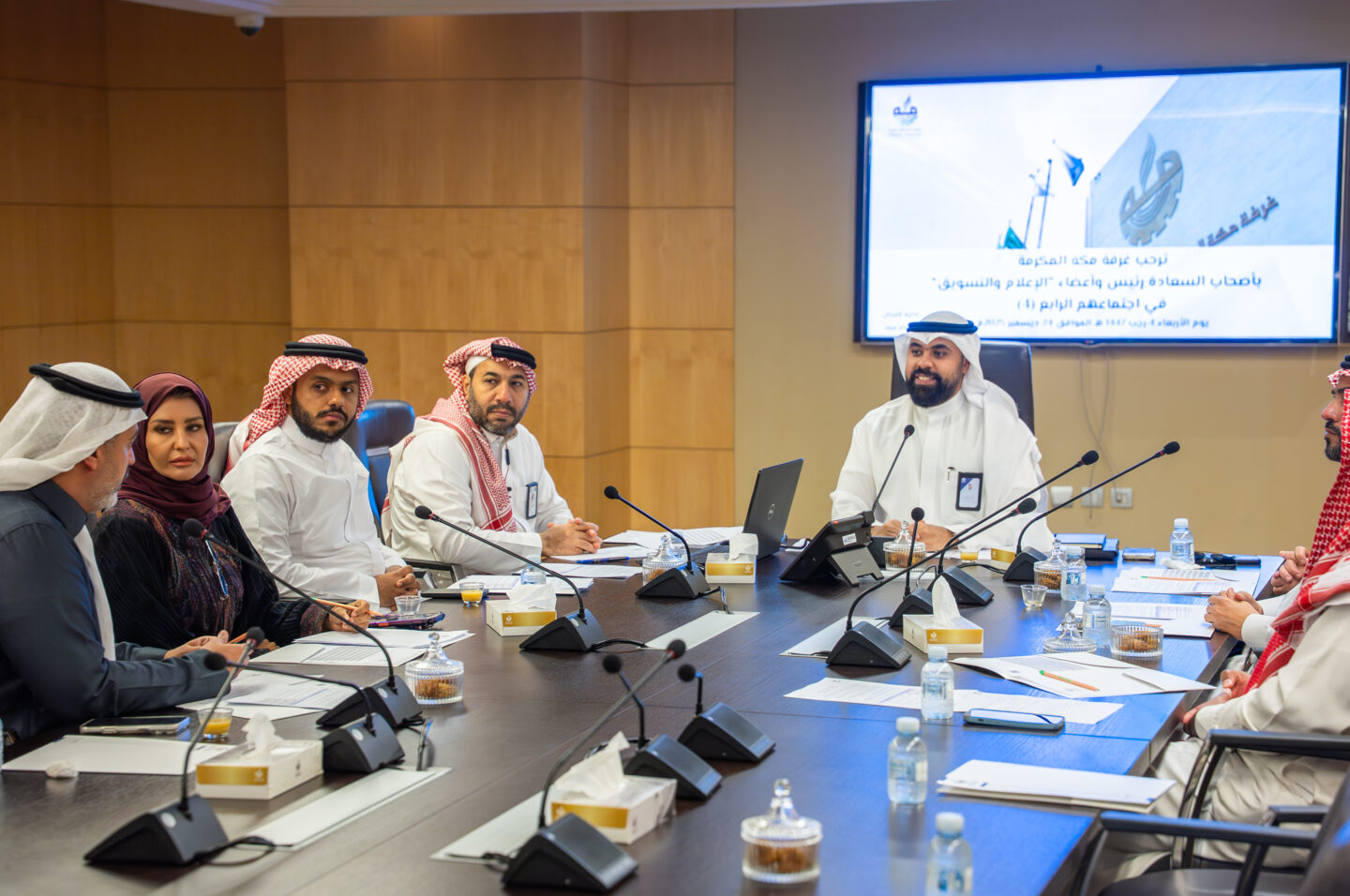 وائل طيب يتبسم ويترأس اجتماع لجنة الإعلام والتسويق بغرفة مكة المكرمة