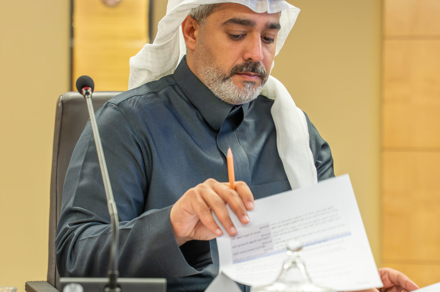 راجي الحكمي يتصفح الأوراق في اجتماع لجنة الإعلام والتسويق بغرفة مكة المكرمة