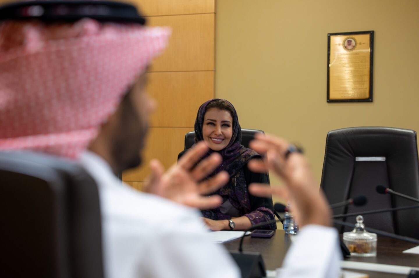 أنغام السقاف تبتسم في الاجتماع الثالث للجنة الإعلام والتسويق بغرفة مكة المكرمة