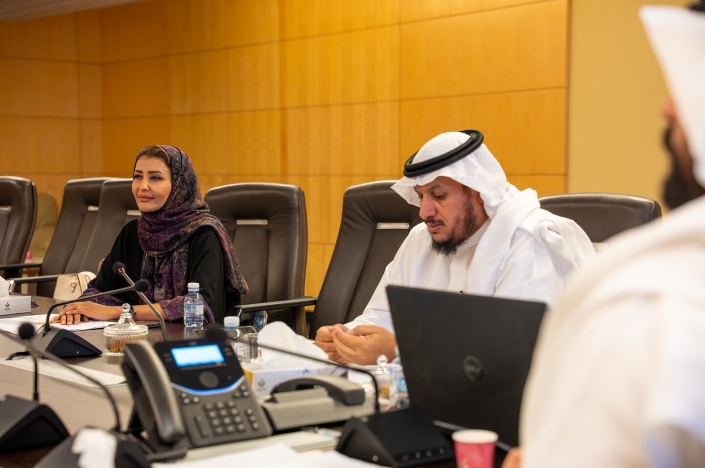 عبدالله العوفي و أنغام السقاف يفكرون في الاجتماع الثالث للجنة الإعلام والتسويق بغرفة مكة المكرمة