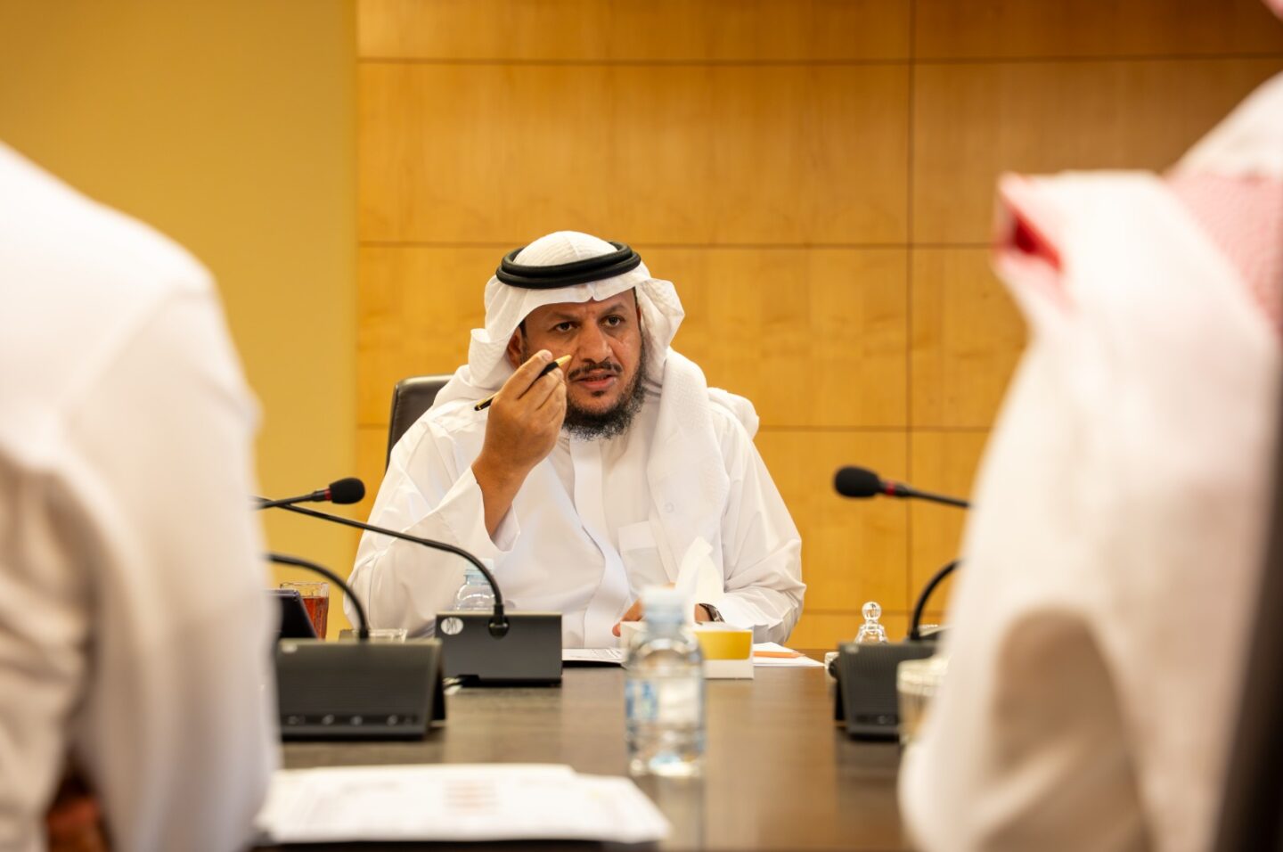 عبدالله العوفي يشير بيده في الاجتماع الثالث للجنة الإعلام والتسويق بغرفة مكة المكرمة