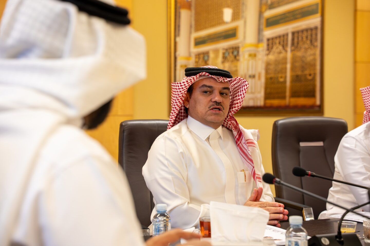 صالح سنيد الحربي يتحدث إلى وائل طيب في الاجتماع الثالث للجنة الإعلام والتسويق بغرفة مكة المكرمة