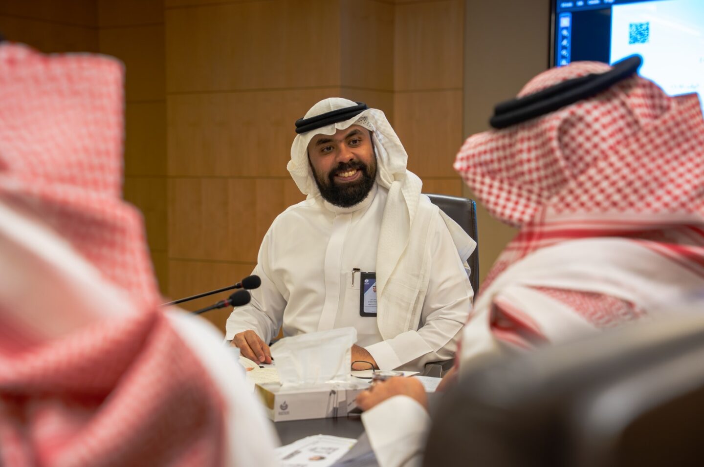 وائل طيب يبتسم أثناء ترأسه للاجتماع الثالث للجنة الإعلام والتسويق بغرفة مكة المكرمة