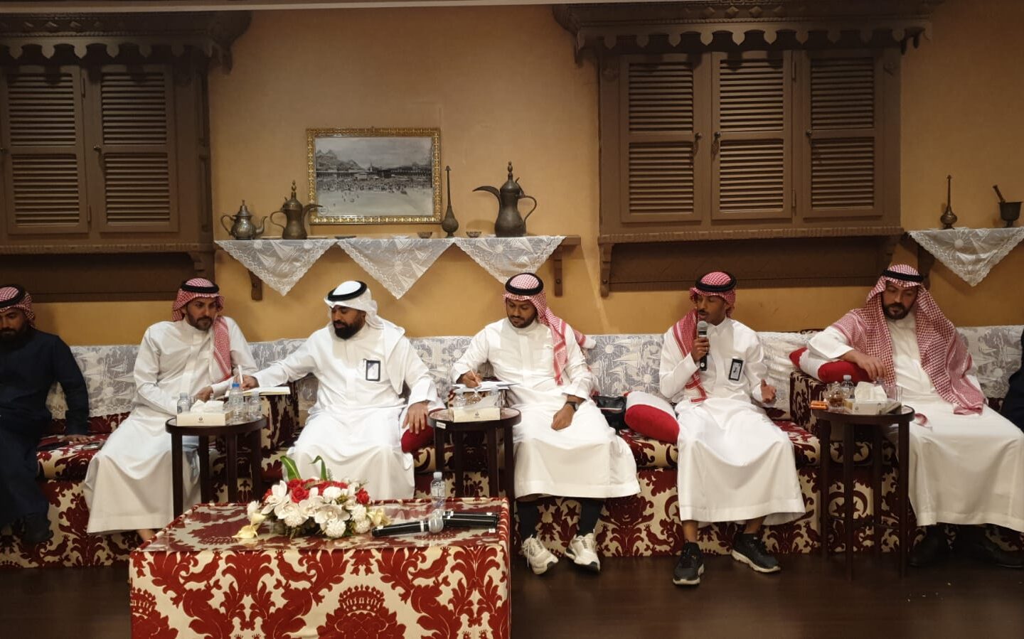 وائل طيب يحاور ضيوف المجلس الإعلامي للجنة الإعلام والتسويق بغرفة مكة